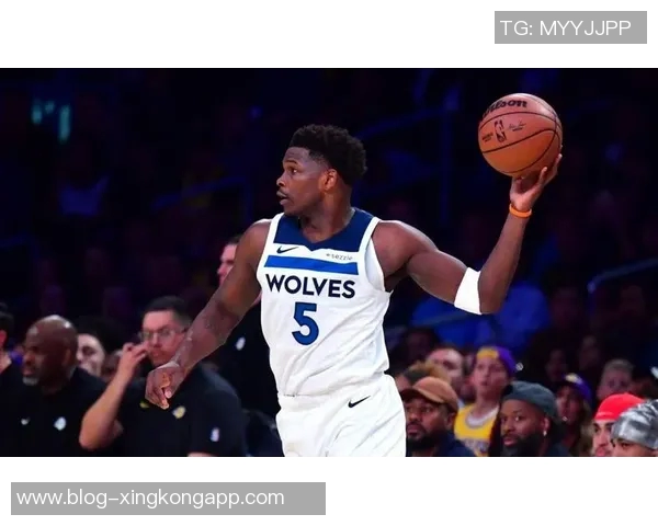 爱德华兹表现稳定半场5投3中斩获11分正负值高达12助球队争胜